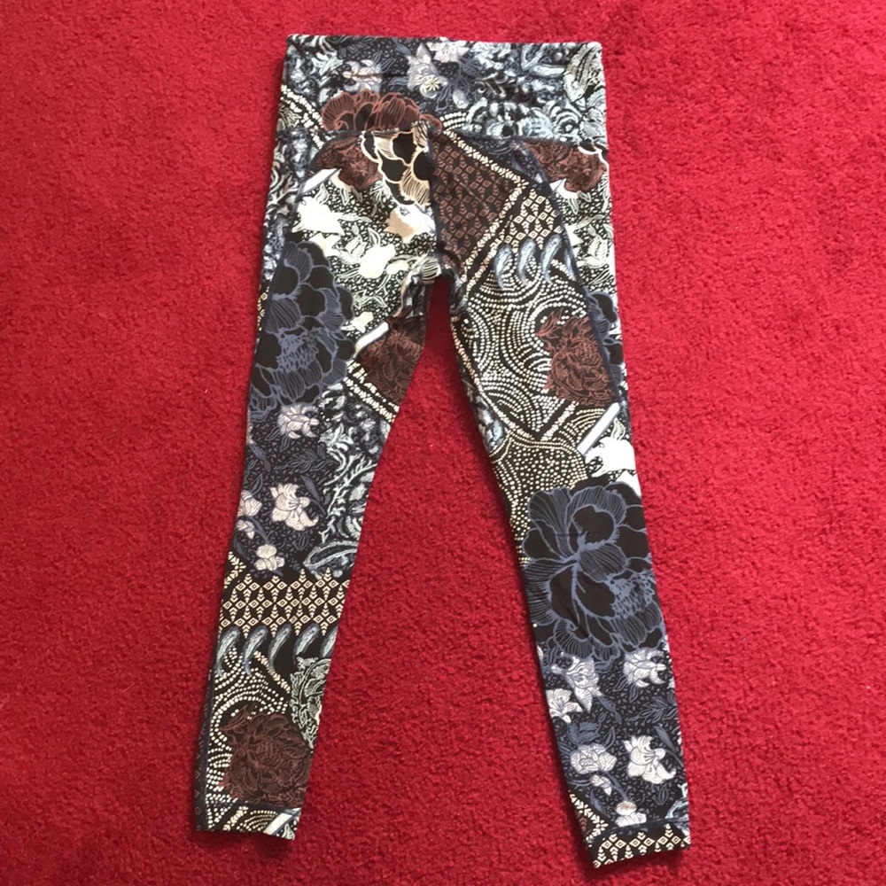 Athleta Patchwork Floral Salutation 7/8 Legging -… - image 3